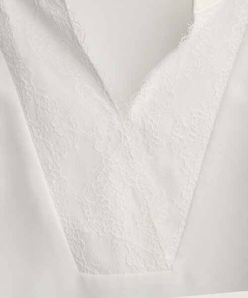 natural couture(ナチュラルクチュール)の「フロントレースVネックブラウス(シャツ/ブラウス・レディース・サックスブルー/オフホワイト/ネイビー/グレイッシュベージュ/チャコールグレー・FREE)」の16枚目の写真