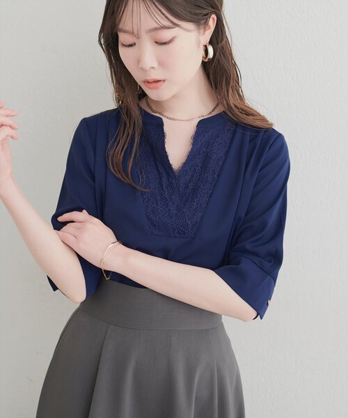 natural couture(ナチュラルクチュール)の「フロントレースVネックブラウス(シャツ/ブラウス・レディース・サックスブルー/オフホワイト/ネイビー/グレイッシュベージュ/チャコールグレー・FREE)」の4枚目の写真