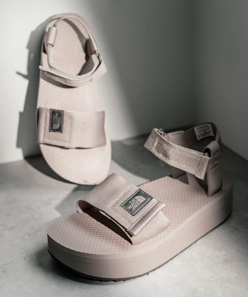 THE NORTH FACE(ザノースフェイス)の「THE NORTH FACE W SKEENA SANDAL PLATFORM オンライン限定 ワンポイントロゴボリュームソール厚底スポーツサンダル(サンダル・レディース・グレー/ブラック・25cm/24cm/23cm)」の2枚目の写真