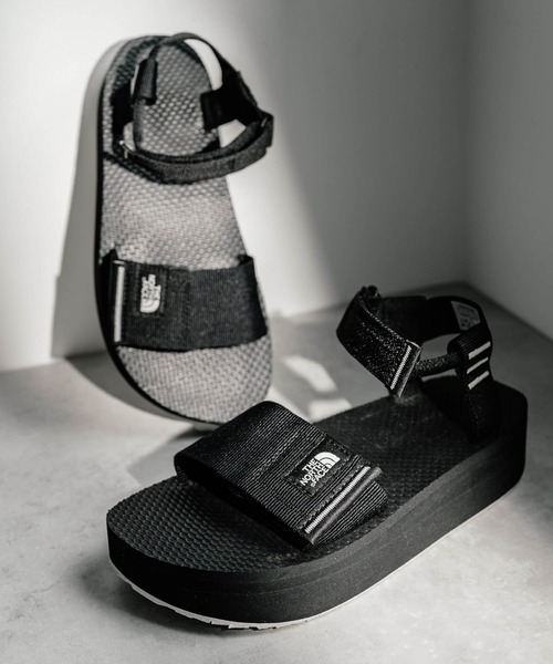 THE NORTH FACE(ザノースフェイス)の「THE NORTH FACE W SKEENA SANDAL PLATFORM オンライン限定 ワンポイントロゴボリュームソール厚底スポーツサンダル(サンダル・レディース・グレー/ブラック・25cm/24cm/23cm)」の1枚目の写真