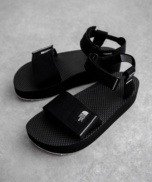 THE NORTH FACE(ザノースフェイス)の「THE NORTH FACE W SKEENA SANDAL PLATFORM オンライン限定 ワンポイントロゴボリュームソール厚底スポーツサンダル(サンダル・レディース・グレー/ブラック・25cm/24cm/23cm)」の3枚目の写真