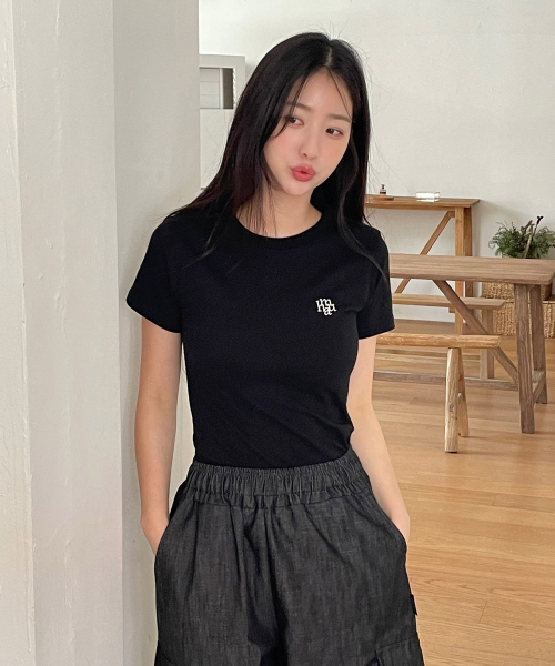 muahmuah（ムーアムーア）の「スティッチロゴベーシックTシャツ[ブラック]（Tシャツ/カットソー・レディース・その他・FREE）」の2枚目の写真