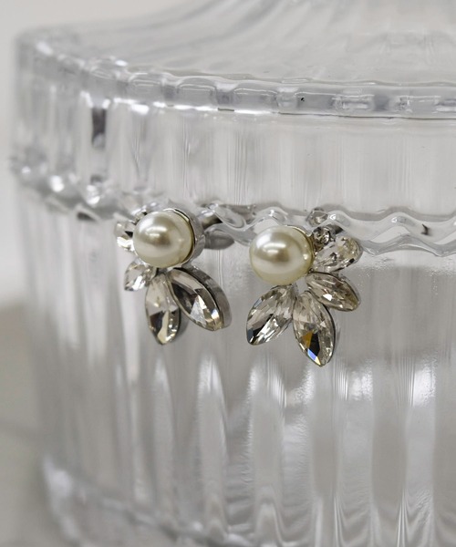 LA MUe（ラミュー）の「【LA MUE】ニッケルフリー パール×ビジュー ピアス（ピアス（両耳用）・レディース・シルバー/ゴールド・FREE）」の2枚目の写真