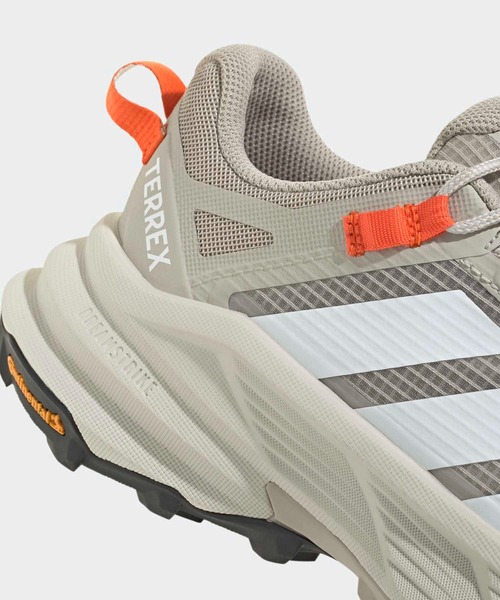 adidas（アディダス）の「テレックス フリーハイカー SL GORE-TEX ハイキング シューズ / Terrex Freehiker SL GORE-TEX Hiking Shoes / アディダス adidas（スニーカー・メンズ・ベージュ・27.0cm/27.5cm/28.5cm/28.0cm/29.0cm/24.0cm/25.0cm/24.5cm/25.5cm/26.0cm/26.5cm/23.0cm/23.5cm）」の7枚目の写真