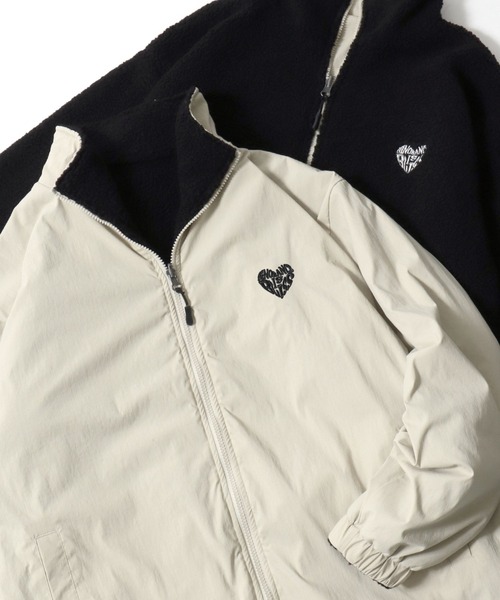 SITRY(シトリー)の「SITRY Heart Embroidery Reversible Blouson/別注 2WAY リバーシブル ナイロン×ボアフリース オーバーサイズ ハートロゴ ワンポイントラメ刺繍 ナイロンジャケット ボアフリースジャケット ブルゾン(ブルゾン・レディース・グレイッシュベージュ/ネイビー/ブラック/ベージュ系その他/ブラック系その他/ブルー系その他・XL/L/M)」の3枚目の写真