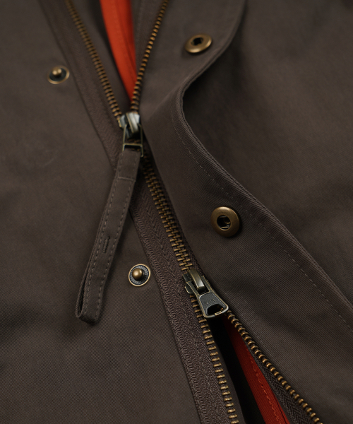 FRIZMWORKS（フリズムワークス）の「OSCAR FISHTAIL JACKET 003 _ BROWN（ミリタリージャケット・メンズ・その他・SMALL/MEDIUM/LARGE/X-LARGE）」の2枚目の写真
