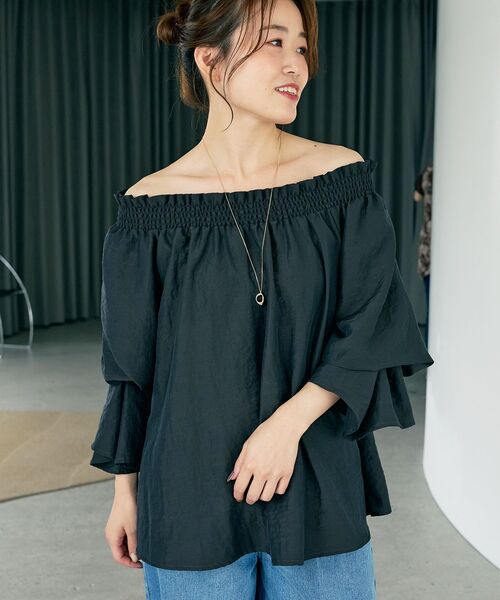 le.coeur blanc(ルクールブラン)の「グロスタンブラーオフショルブラウス(シャツ/ブラウス・レディース・ブラウン/チャコールグレー/オフホワイト・38)」の1枚目の写真