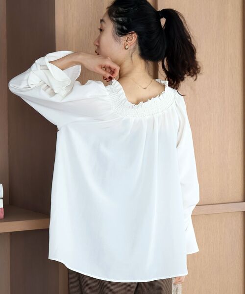 le.coeur blanc(ルクールブラン)の「グロスタンブラーオフショルブラウス(シャツ/ブラウス・レディース・ブラウン/チャコールグレー/オフホワイト・38)」の20枚目の写真