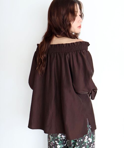 le.coeur blanc(ルクールブラン)の「グロスタンブラーオフショルブラウス(シャツ/ブラウス・レディース・ブラウン/チャコールグレー/オフホワイト・38)」の8枚目の写真
