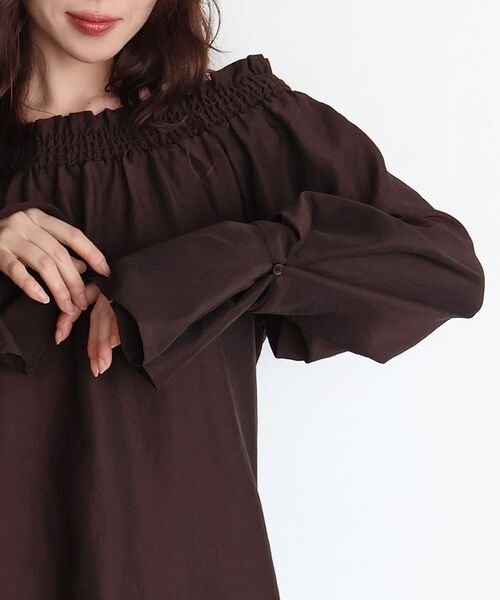 le.coeur blanc(ルクールブラン)の「グロスタンブラーオフショルブラウス(シャツ/ブラウス・レディース・ブラウン/チャコールグレー/オフホワイト・38)」の9枚目の写真