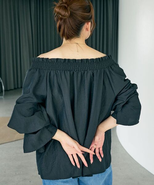 le.coeur blanc(ルクールブラン)の「グロスタンブラーオフショルブラウス(シャツ/ブラウス・レディース・ブラウン/チャコールグレー/オフホワイト・38)」の5枚目の写真