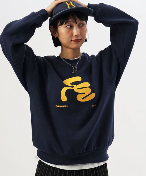 FFEIN(フェイン)の「【FFEIN(フェイン)】ヘビーウエイトタイポグラフィーロゴスウェット / スウェット クルーネック タイポグラフィーロゴ 裏起毛 ユニセックス(スウェット・メンズ・ホワイト/アッシュグレー/ダークネイビー/バーガンディー/ダークブラウン・LARGE/MEDIUM/SMALL)」の4枚目の写真