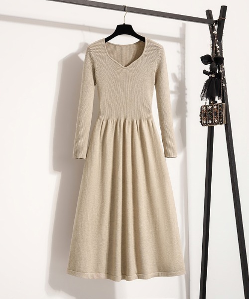 AMAJI（アマジ）の「Vネック ニットワンピース（ワンピース・レディース・ブラック/ベージュ・X-LARGE/LARGE/MEDIUM）」の2枚目の写真