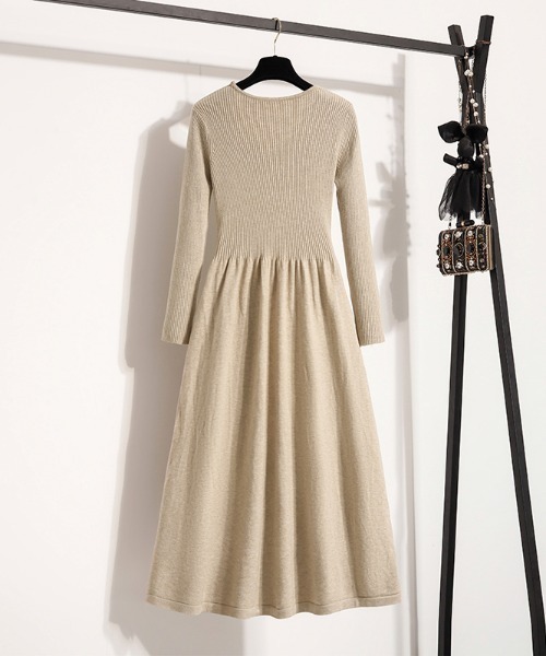 AMAJI（アマジ）の「Vネック ニットワンピース（ワンピース・レディース・ブラック/ベージュ・X-LARGE/LARGE/MEDIUM）」の3枚目の写真