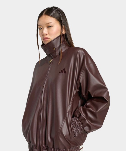 adidas(アディダス)の「スタジアム フェイクレザー ルーズフィット ジャケット / アディダス adidas(ブルゾン・レディース・ブラウン・X-SMALL/XX-LARGE/LARGE/MEDIUM/SMALL/X-LARGE)」の3枚目の写真