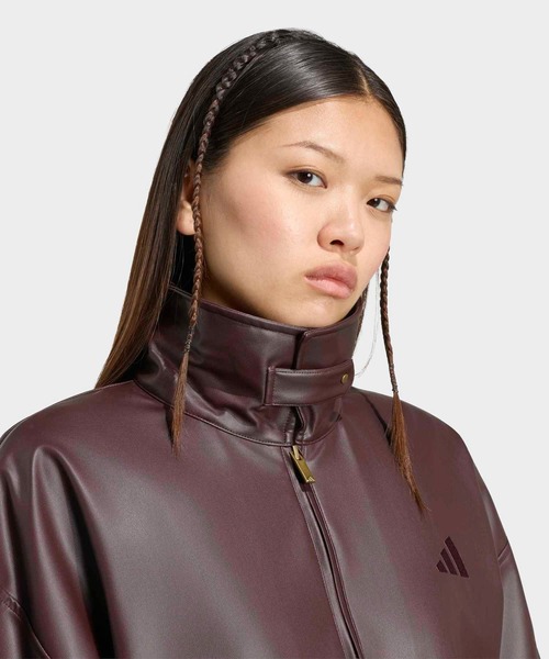 adidas(アディダス)の「スタジアム フェイクレザー ルーズフィット ジャケット / アディダス adidas(ブルゾン・レディース・ブラウン・X-SMALL/XX-LARGE/LARGE/MEDIUM/SMALL/X-LARGE)」の4枚目の写真