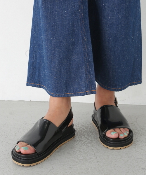 SLY（スライ）の「COVERDED FLAT SANDAL（サンダル・レディース・ブラック/ホワイト/ネイビー・LARGE/SMALL/MEDIUM）」の3枚目の写真