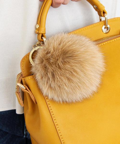 BEAUTY&YOUTH UNITED ARROWS（ビューティーアンドユースユナイテッドアローズ）の「BY∴ フォックスファーポンポンキーチャーム ◆（キーホルダー・レディース・グレー/ベージュ/ネイビー/ピンク/ケリー/ワインレッド・FREE）」の2枚目の写真