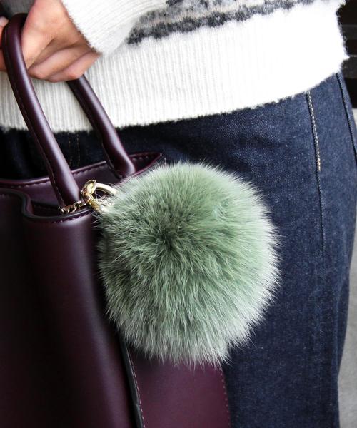 BEAUTY&YOUTH UNITED ARROWS（ビューティーアンドユースユナイテッドアローズ）の「BY∴ フォックスファーポンポンキーチャーム ◆（キーホルダー・レディース・グレー/ベージュ/ネイビー/ピンク/ケリー/ワインレッド・FREE）」の3枚目の写真