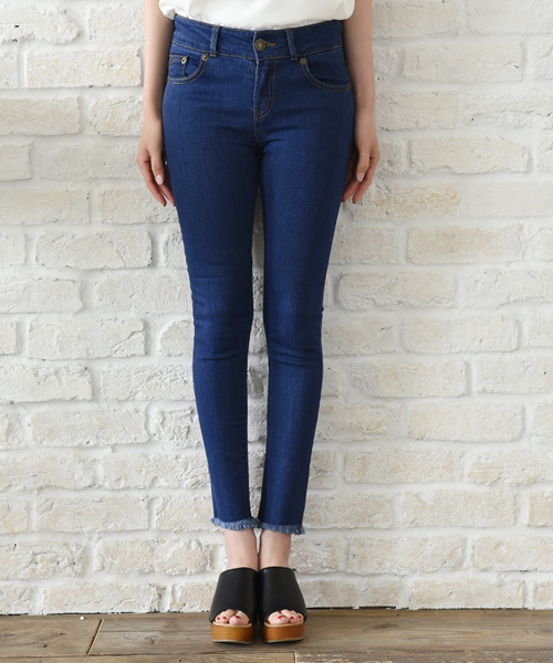 Luz Llena（ラズレナ）の「フレイドヘムデニム・美脚スキニーパンツ（デニムパンツ・レディース・ブルー/サックスブルー/ネイビー・MEDIUM/SMALL/LARGE）」の16枚目の写真