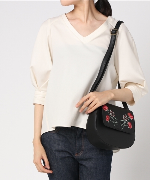 earth music&ecology（アースミュージックアンドエコロジー）の「花刺繍ショルダーバッグ（ショルダーバッグ・レディース・ブラック/ボルドー/キャメル・FREE）」の8枚目の写真