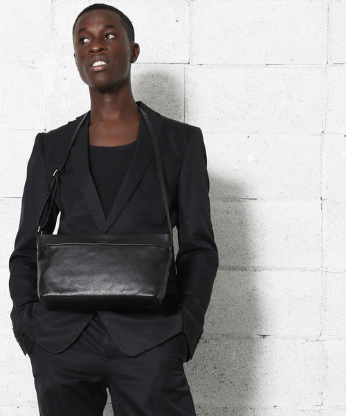 YArKA（ヤーカ）の「【YArKA/ヤーカ】real leather zip shoulder bag[Naos]/リアルレザーショルダーバッグ（ショルダーバッグ・メンズ・ブラック/ブラック系・FREE）」の2枚目の写真