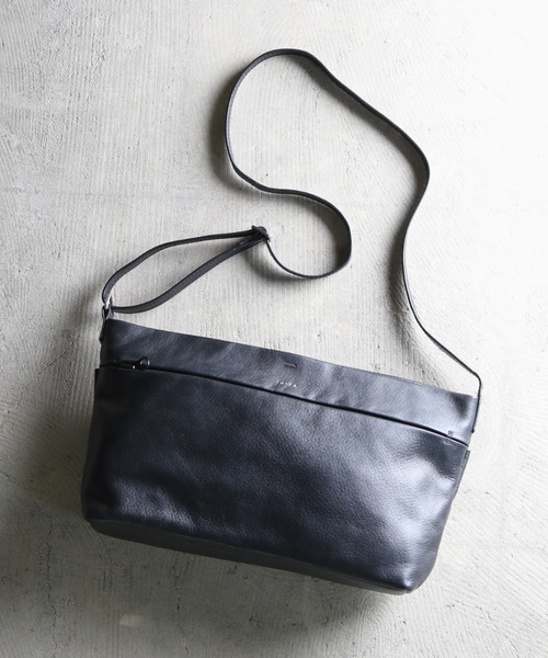 YArKA（ヤーカ）の「【YArKA/ヤーカ】real leather zip shoulder bag[Naos]/リアルレザーショルダーバッグ（ショルダーバッグ・メンズ・ブラック/ブラック系・FREE）」の7枚目の写真