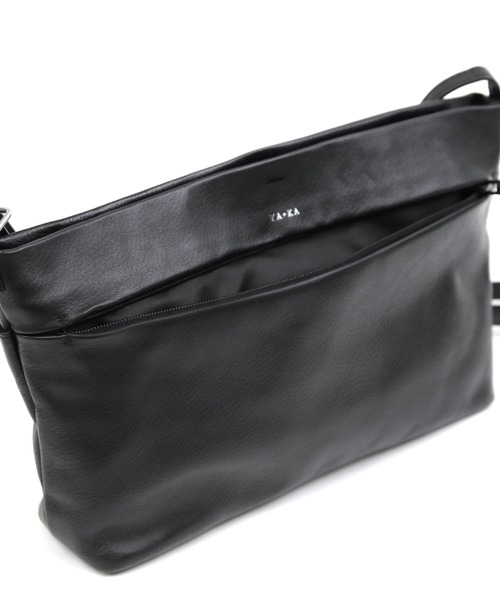 YArKA（ヤーカ）の「【YArKA/ヤーカ】real leather zip shoulder bag[Naos]/リアルレザーショルダーバッグ（ショルダーバッグ・メンズ・ブラック/ブラック系・FREE）」の11枚目の写真