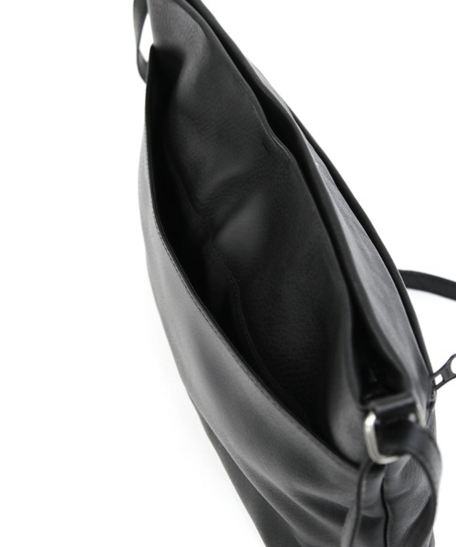 YArKA（ヤーカ）の「【YArKA/ヤーカ】real leather zip shoulder bag[Naos]/リアルレザーショルダーバッグ（ショルダーバッグ・メンズ・ブラック/ブラック系・FREE）」の12枚目の写真