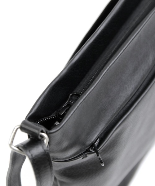 YArKA（ヤーカ）の「【YArKA/ヤーカ】real leather zip shoulder bag[Naos]/リアルレザーショルダーバッグ（ショルダーバッグ・メンズ・ブラック/ブラック系・FREE）」の13枚目の写真