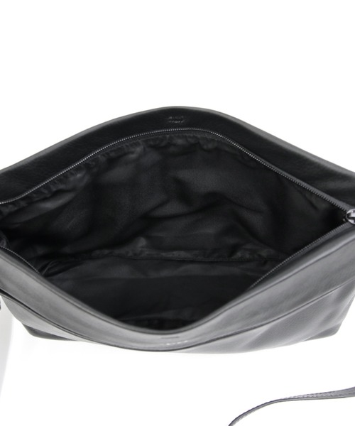 YArKA（ヤーカ）の「【YArKA/ヤーカ】real leather zip shoulder bag[Naos]/リアルレザーショルダーバッグ（ショルダーバッグ・メンズ・ブラック/ブラック系・FREE）」の14枚目の写真