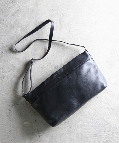 YArKA（ヤーカ）の「【YArKA/ヤーカ】real leather zip shoulder bag[Naos]/リアルレザーショルダーバッグ（ショルダーバッグ・メンズ・ブラック/ブラック系・FREE）」の4枚目の写真