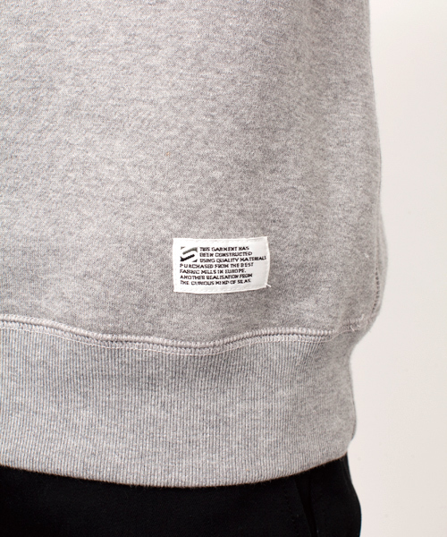 SILAS（サイラス）の「BICOLOR CREW SWEAT（スウェット・メンズ・チャコールグレー/ネイビー・1/3/2）」の6枚目の写真