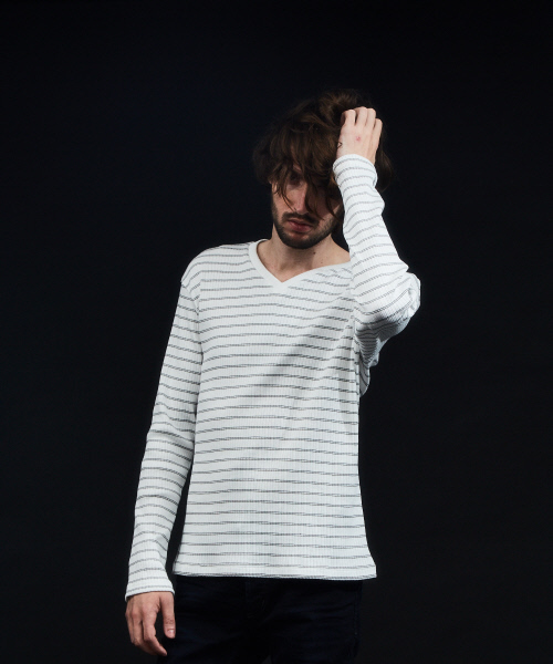 5351 POUR LES HOMMES(ゴーサンゴーイチプールオム)の「シャイニーワイドテレコVネック(Tシャツ/カットソー・メンズ・ホワイト/ブラック/ホワイト系その他/ブラック系その他・44/46/48/50)」の1枚目の写真