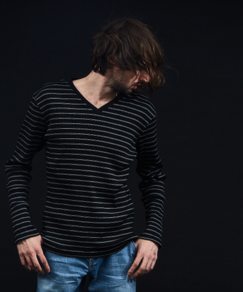 5351 POUR LES HOMMES(ゴーサンゴーイチプールオム)の「シャイニーワイドテレコVネック(Tシャツ/カットソー・メンズ・ホワイト/ブラック/ホワイト系その他/ブラック系その他・44/46/48/50)」の4枚目の写真