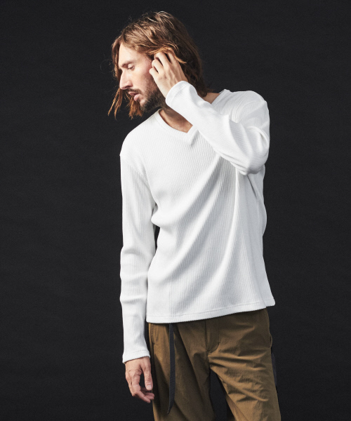 5351 POUR LES HOMMES(ゴーサンゴーイチプールオム)の「シャイニーワイドテレコVネック(Tシャツ/カットソー・メンズ・ホワイト/ブラック/ホワイト系その他/ブラック系その他・44/46/48/50)」の2枚目の写真