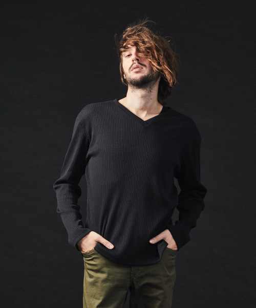 5351 POUR LES HOMMES(ゴーサンゴーイチプールオム)の「シャイニーワイドテレコVネック(Tシャツ/カットソー・メンズ・ホワイト/ブラック/ホワイト系その他/ブラック系その他・44/46/48/50)」の3枚目の写真