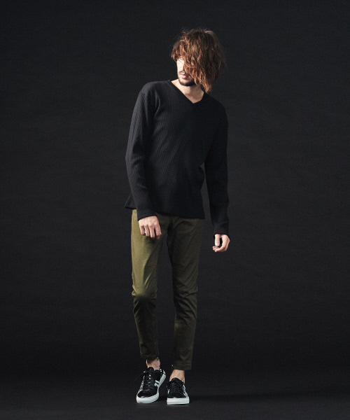 5351 POUR LES HOMMES(ゴーサンゴーイチプールオム)の「シャイニーワイドテレコVネック(Tシャツ/カットソー・メンズ・ホワイト/ブラック/ホワイト系その他/ブラック系その他・44/46/48/50)」の5枚目の写真
