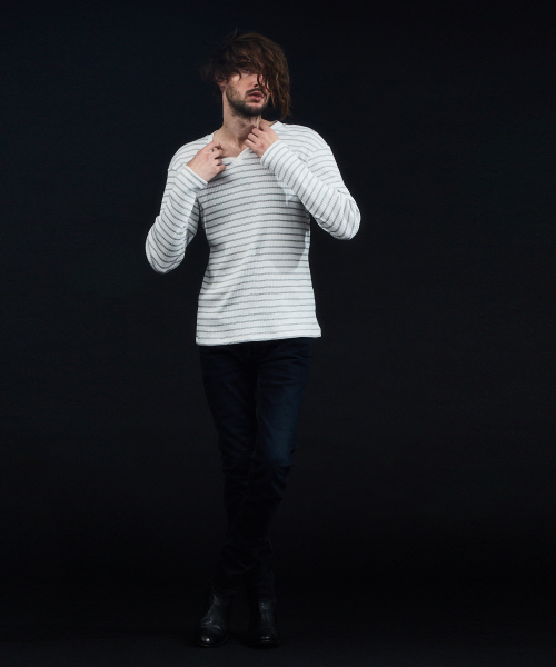 5351 POUR LES HOMMES(ゴーサンゴーイチプールオム)の「シャイニーワイドテレコVネック(Tシャツ/カットソー・メンズ・ホワイト/ブラック/ホワイト系その他/ブラック系その他・44/46/48/50)」の6枚目の写真