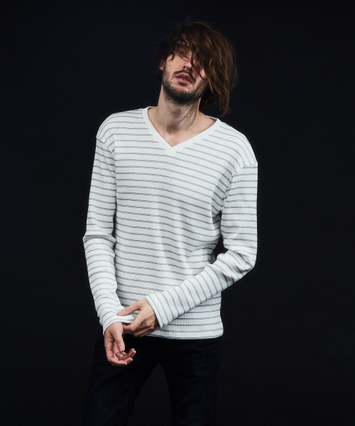 5351 POUR LES HOMMES(ゴーサンゴーイチプールオム)の「シャイニーワイドテレコVネック(Tシャツ/カットソー・メンズ・ホワイト/ブラック/ホワイト系その他/ブラック系その他・44/46/48/50)」の7枚目の写真