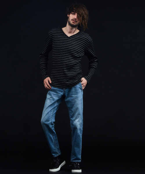 5351 POUR LES HOMMES(ゴーサンゴーイチプールオム)の「シャイニーワイドテレコVネック(Tシャツ/カットソー・メンズ・ホワイト/ブラック/ホワイト系その他/ブラック系その他・44/46/48/50)」の9枚目の写真