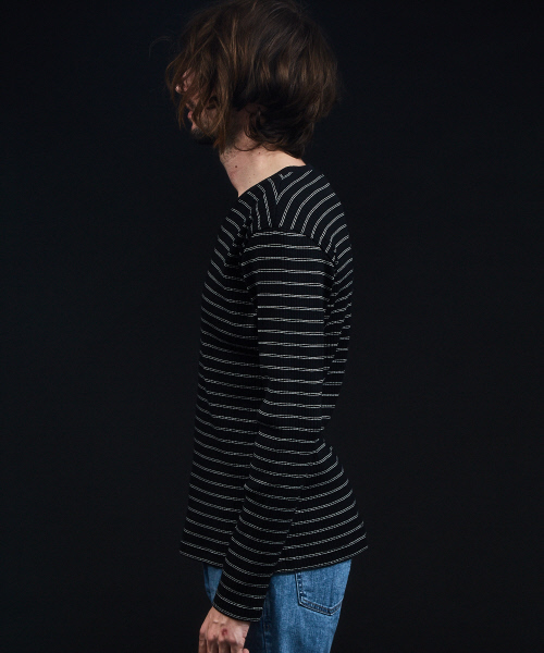 5351 POUR LES HOMMES(ゴーサンゴーイチプールオム)の「シャイニーワイドテレコVネック(Tシャツ/カットソー・メンズ・ホワイト/ブラック/ホワイト系その他/ブラック系その他・44/46/48/50)」の10枚目の写真