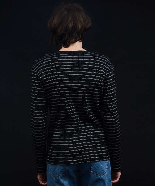 5351 POUR LES HOMMES(ゴーサンゴーイチプールオム)の「シャイニーワイドテレコVネック(Tシャツ/カットソー・メンズ・ホワイト/ブラック/ホワイト系その他/ブラック系その他・44/46/48/50)」の11枚目の写真