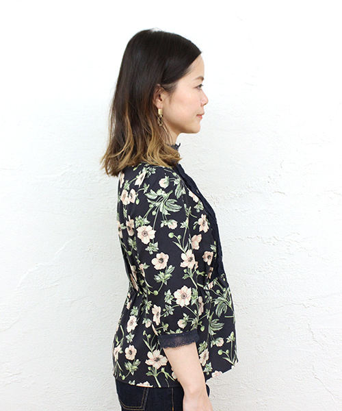 mystic（ミスティック）の「フラワーレースブラウス（シャツ/ブラウス・レディース・ブラック/ベージュ/ネイビー・FREE）」の6枚目の写真