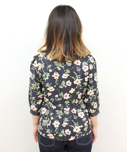 mystic（ミスティック）の「フラワーレースブラウス（シャツ/ブラウス・レディース・ブラック/ベージュ/ネイビー・FREE）」の7枚目の写真