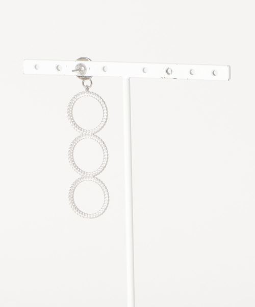 ATELIER COVA（アトリエコバ）の「【ATELIER COVA/アトリエコバ】三つ編み柄三連リングピアス　シングル（ピアス（片耳用）・レディース・シルバー/ゴールド・FREE）」の3枚目の写真