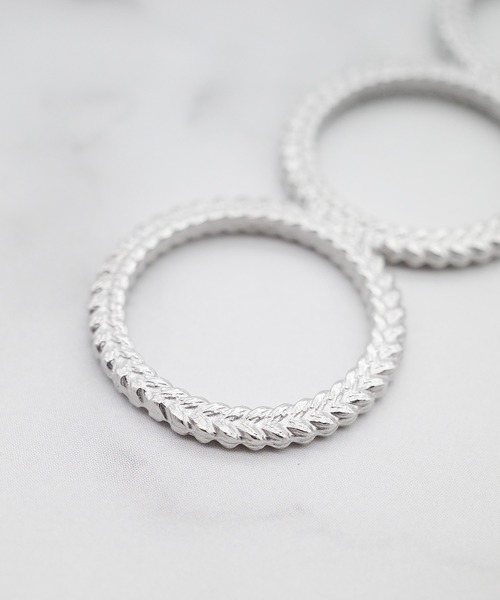 ATELIER COVA（アトリエコバ）の「【ATELIER COVA/アトリエコバ】三つ編み柄三連リングピアス　シングル（ピアス（片耳用）・レディース・シルバー/ゴールド・FREE）」の8枚目の写真