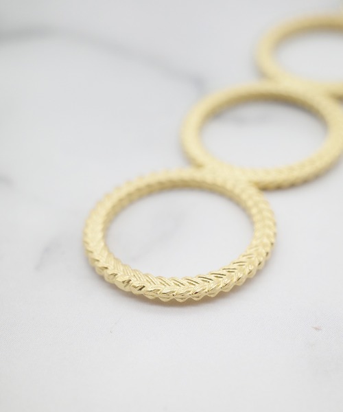 ATELIER COVA（アトリエコバ）の「【ATELIER COVA/アトリエコバ】三つ編み柄三連リングピアス　シングル（ピアス（片耳用）・レディース・シルバー/ゴールド・FREE）」の7枚目の写真