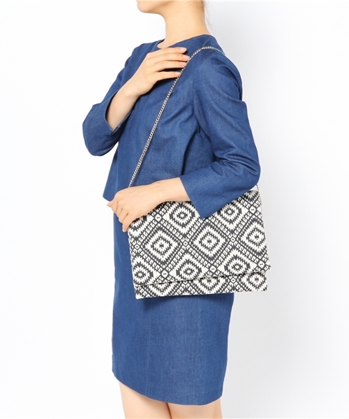 B:MING by BEAMS(ビーミングバイビームス)の「AVANI / バティック2WAYバッグ(クラッチバッグ・レディース・レッド/ネイビー・ONE SIZE)」の8枚目の写真