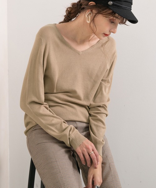 Newlyme(ニューリーミー)の「洗えるシルクタッチVネックニット【R】(ニット/セーター・レディース・ブラウン/ベージュ/オフホワイト/モカ/グリーン/ブラック・M-L)」の1枚目の写真
